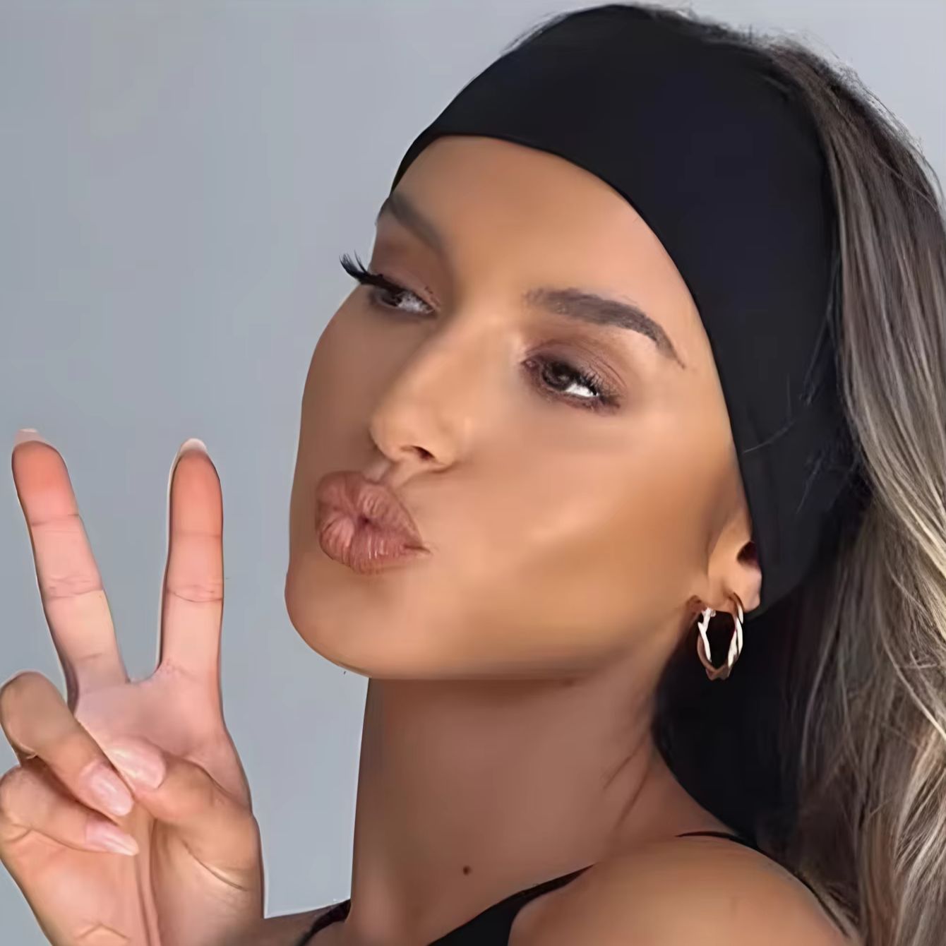 عصابة رأس مثلثة الشكل باللونين - مراجعة Bandana Blank White وسعره